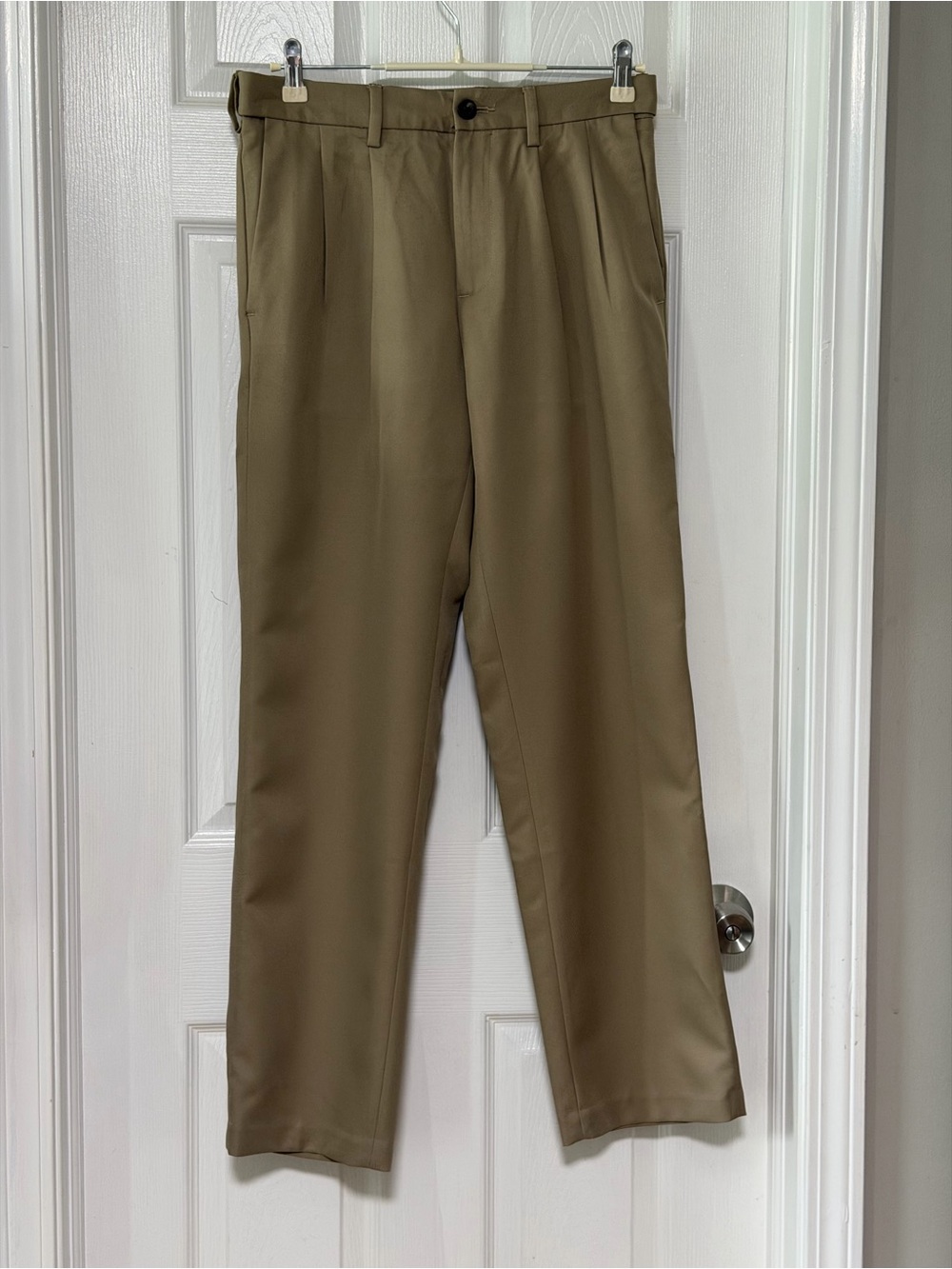 Amazon Essentials Men's Dress Pants in Khaki